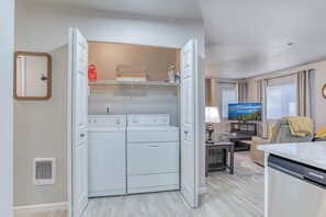 Interior - NEW, Pet Friendly Ground Floor Condo!  Walk to Downtown Leavenworth! (Leavenworth)