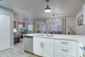 A modern kitchen with white cabinetry, a built-in dishwasher, and a stainless steel sink. - ✓ Pet Friendly ✓ 1st Floor ✓ King Bed+ ✓ Walk to Town (Leavenworth)