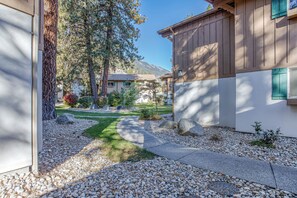 Property grounds - NEW, Pet Friendly Ground Floor Condo!  Walk to Downtown Leavenworth! (Leavenworth)