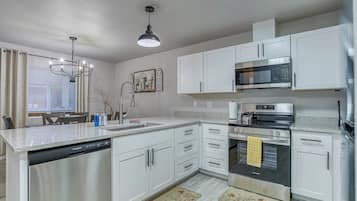 Kühlschrank, Mikrowelle, Ofen, Herdplatte