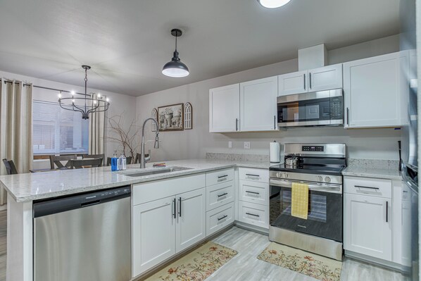 冰箱、微波炉、烤箱、炉灶