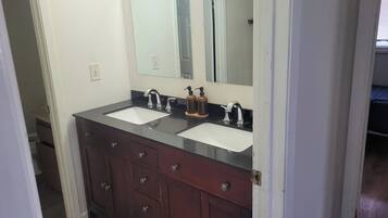 Toallas, jabón, shampoo, papel de baño