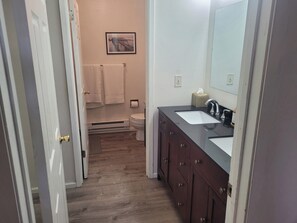 Toallas, jabón, shampoo, papel de baño 