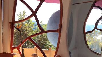 Habitación doble estándar, balcón | Baño | Secadora de cabello y toallas