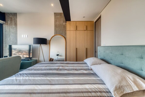 1 habitación, escritorio, tabla de planchar con plancha y wifi 