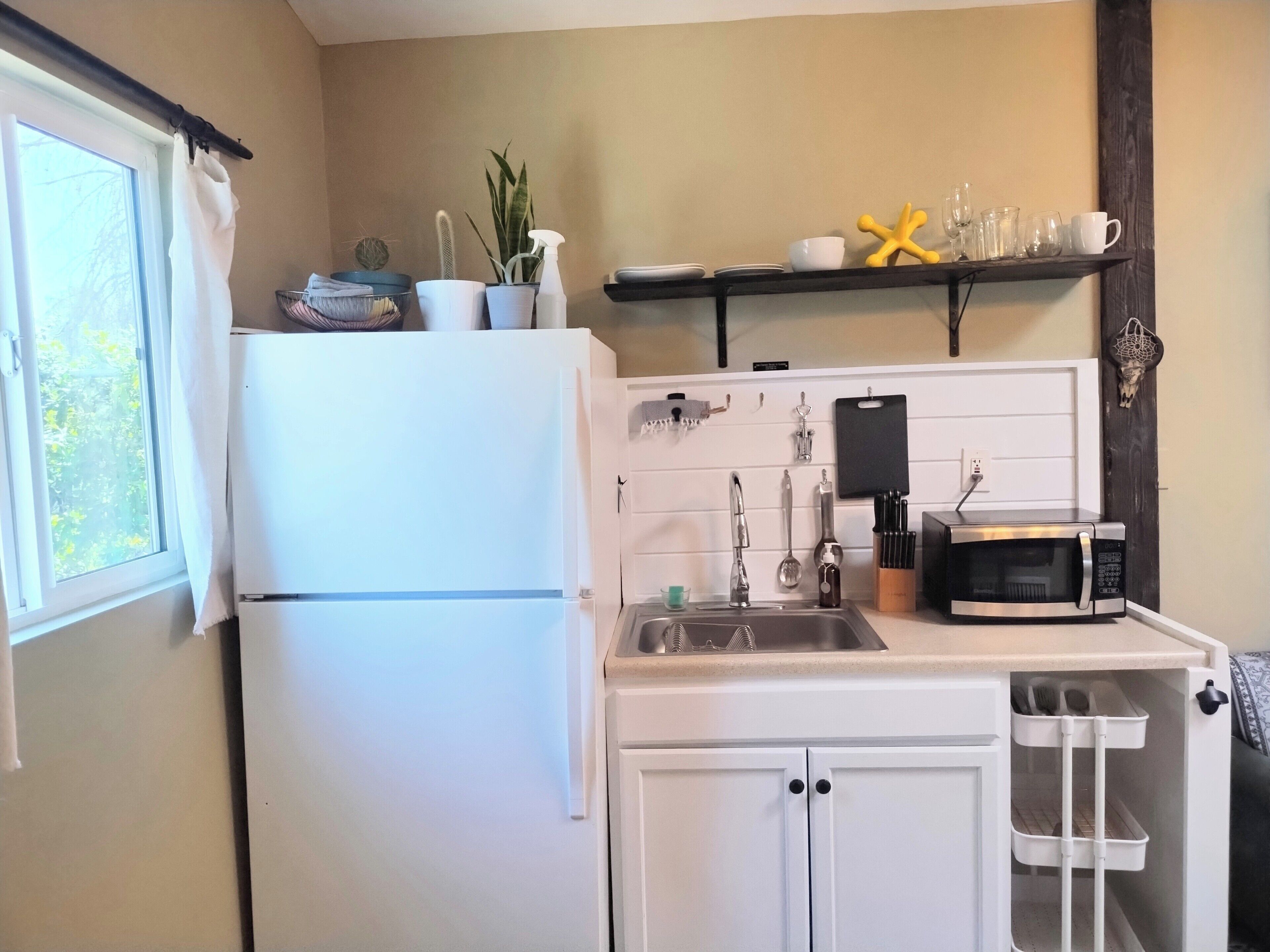 Refrigerador, microondas, cafetera y tetera y utensilios de cocina 