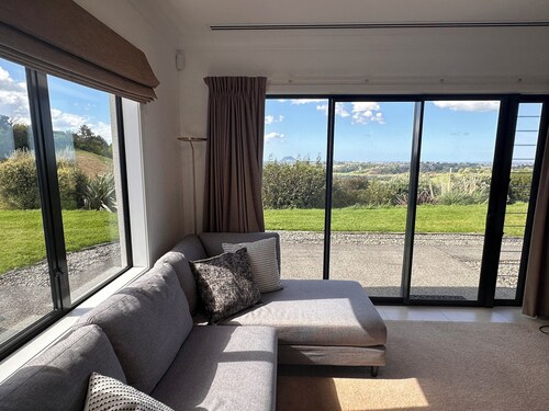 Luxury Studio with STUNNING Views across the Bay - Great Location… Check it out!