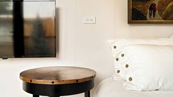 1 bedroom, bed sheets