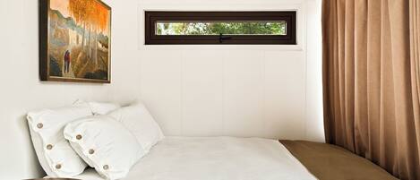 1 bedroom, bed sheets