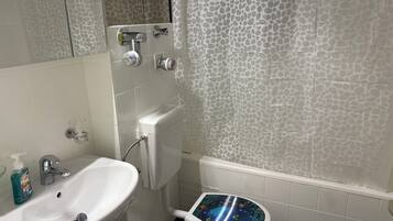 Haartrockner, Handtücher, Seife, Toilettenpapier