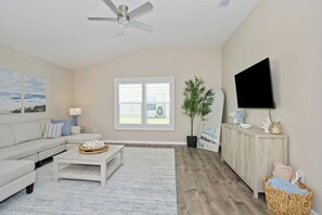 TV - Relaxing 2BR Villa in Waters Edge located by the newest town square Eastport (Sumterville)