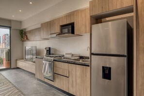 Jääkaappi, mikroaaltouuni, uuni, liesi