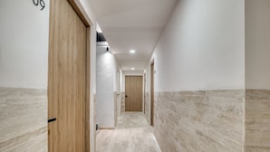 A hallway with wooden doors, tiled walls, and a tiled floor. - MYLA - Loft - Chapultepec HighF (Mexico City)