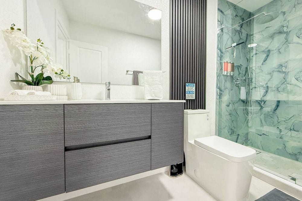 Luxury Suite Studio With Kitchen Spa Shower - Opa-Locka, FL