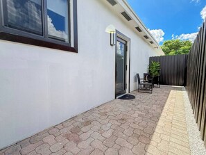 Apartment - Luxury Suite Studio With Kitchen Spa Shower (Miramar)
