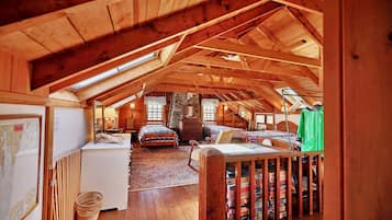 4 bedrooms, iron/ironing board, WiFi, bed sheets