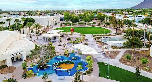 2 Bedroom Fresh remodel, High end furnishings, walk to Old town Scottsdale.