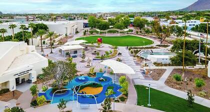 2 Bedroom Fresh remodel, High end furnishings, walk to Old town Scottsdale.