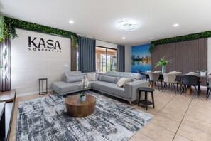 Smart-tv, bordfodbold, stereoanlæg