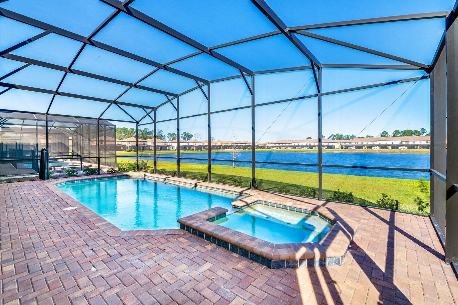 Una piscina al aire libre, una piscina climatizada