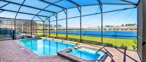 Una piscina al aire libre, una piscina climatizada