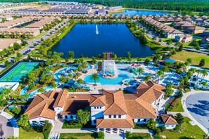 Un quartier résidentiel doté d’un grand lac, d’un complexe de piscines et d’un court de tennis.