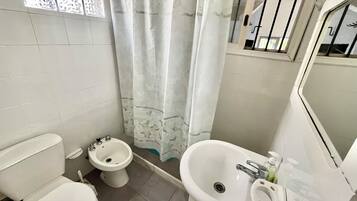 SĂšche-cheveux, serviettes fournies, savon, papier toilette