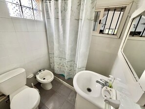 Secadora de cabello, toallas, jabón, papel de baño 