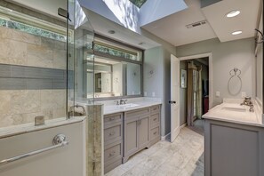Een douche, een haardroger, handdoeken