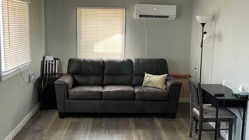 Een televisie en boeken