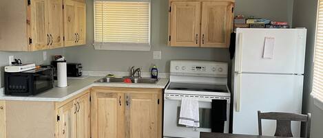 ثلاجة، ميكروويف، فرن، موقد طهي مسطح