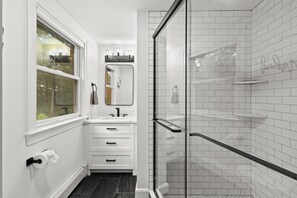 Regadera, toallas, papel de baño 