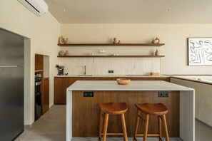 Réfrigérateur, plaque de cuisson, cafetière/bouilloire