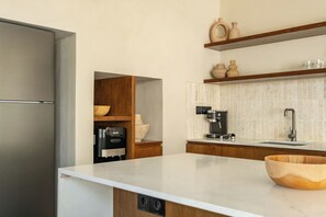 Réfrigérateur, plaque de cuisson, cafetière/bouilloire