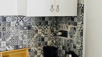 Réfrigérateur, micro-ondes, plaque de cuisson, cafetiÚre/bouilloire