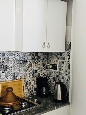 Réfrigérateur, micro-ondes, plaque de cuisson, cafetière/bouilloire