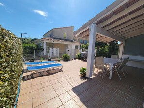 Outdoor dining - Beautiful, spacious house with air conditioning in each bedroom + living room, WiFi, sleeps 6-8... (PORTIRAGNES)