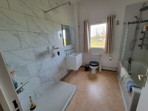 Bathroom - Beautiful, spacious house with air conditioning in each bedroom + living room, WiFi, sleeps 6-8... (PORTIRAGNES)
