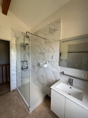 Hair dryer - Beautiful, spacious house with air conditioning in each bedroom + living room, WiFi, sleeps 6-8... (PORTIRAGNES)