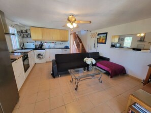 Interior - Beautiful, spacious house with air conditioning in each bedroom + living room, WiFi, sleeps 6-8... (PORTIRAGNES)