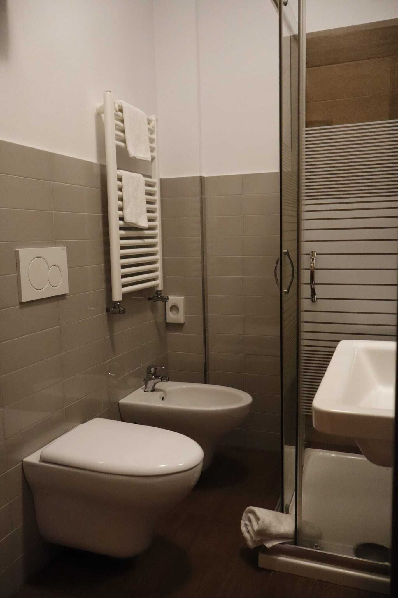 Douche, articles de toilette gratuits, sèche-cheveux