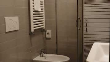 Ducha, artículos de tocador gratuitos, secador de pelo, toallas