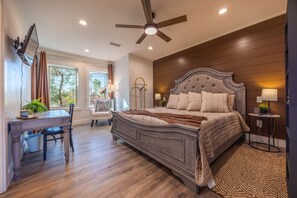 Desk, iron/ironing board, WiFi - Stay Above a Chocolate Factory - Croissant (Waco)