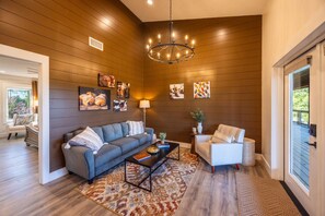 TV - Stay Above a Chocolate Factory - Croissant (Waco)