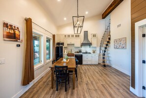 Fridge, microwave, stovetop, dishwasher - Stay Above a Chocolate Factory - Croissant (Waco)