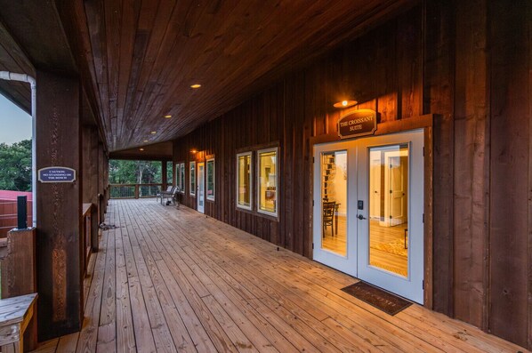 Terrace/patio - Stay Above a Chocolate Factory - Croissant (Waco)