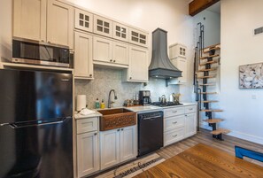 Fridge, microwave, stovetop, dishwasher - Stay Above a Chocolate Factory - Croissant (Waco)