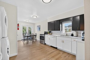 Réfrigérateur, four à micro-ondes, un four, surface de cuisson