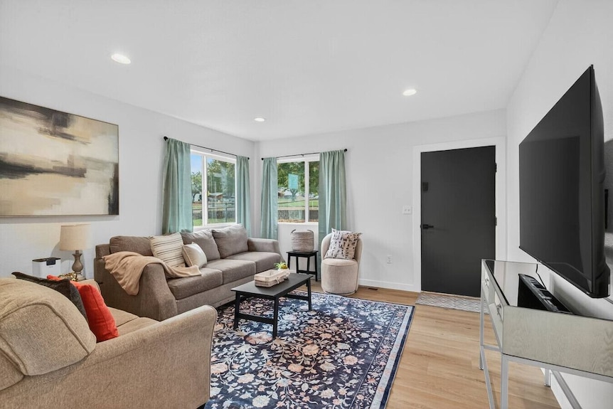 Modern 3 Bedroom Home In Prime Location! 7 Guests - Lewiston