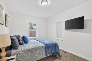 Desk, iron/ironing board, WiFi, bed sheets - Modern 3 bedroom Home in Prime Location! 7 guests (Lewiston)